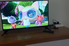 Smart TV Aiwa 32 polegadas Android TV com bordas ultrafinas ligada