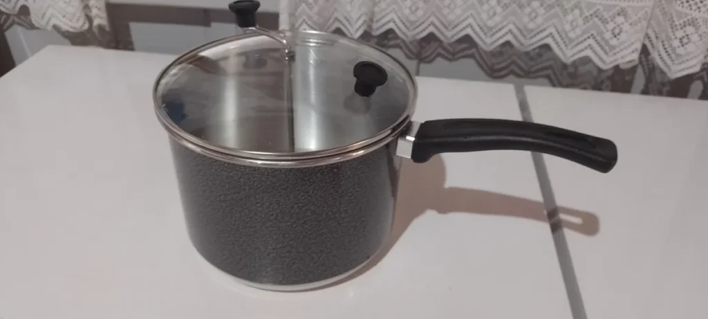 Pipoqueira N°20 com Tampa de Vidro na mesa da cozinha